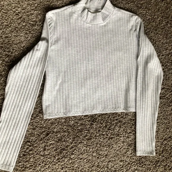 H&M Gray Ribbed Turtleneck Sweater - Picture 2 of 7